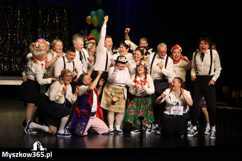 Fotorelacja II: Premiera charytatywnego przedstawienia „Proszę zachować powagę” w Myszkowie