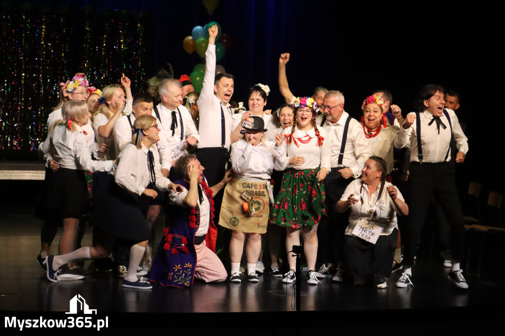 Fotorelacja II: Premiera charytatywnego przedstawienia „Proszę zachować powagę” w Myszkowie