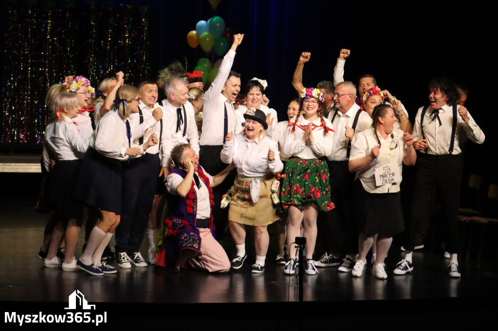 Fotorelacja II: Premiera charytatywnego przedstawienia „Proszę zachować powagę” w Myszkowie