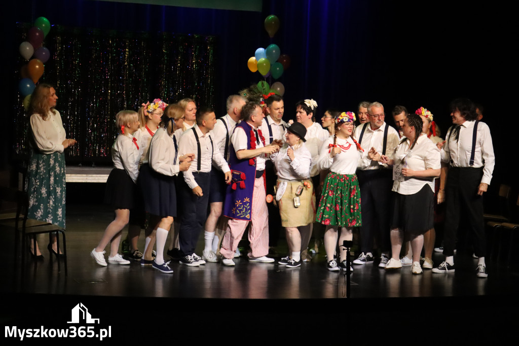 Fotorelacja II: Premiera charytatywnego przedstawienia „Proszę zachować powagę” w Myszkowie