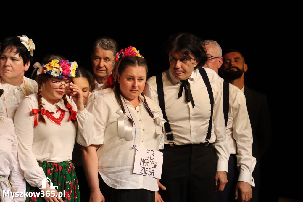 Fotorelacja II: Premiera charytatywnego przedstawienia „Proszę zachować powagę” w Myszkowie
