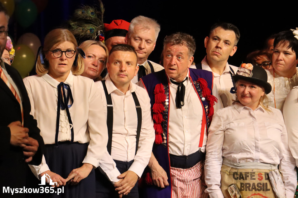 Fotorelacja II: Premiera charytatywnego przedstawienia „Proszę zachować powagę” w Myszkowie