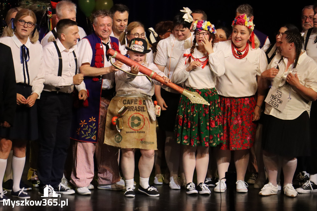 Fotorelacja II: Premiera charytatywnego przedstawienia „Proszę zachować powagę” w Myszkowie