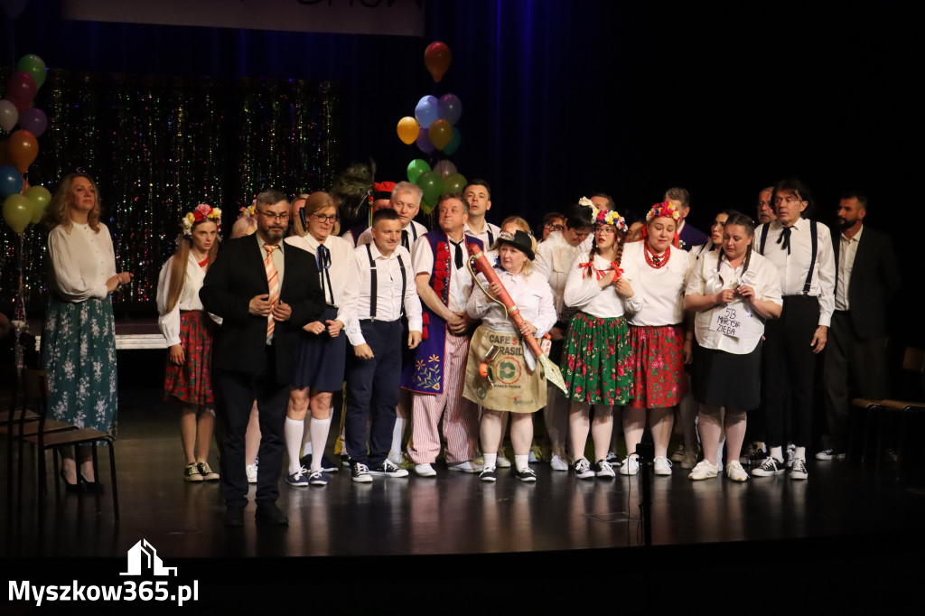 Fotorelacja II: Premiera charytatywnego przedstawienia „Proszę zachować powagę” w Myszkowie