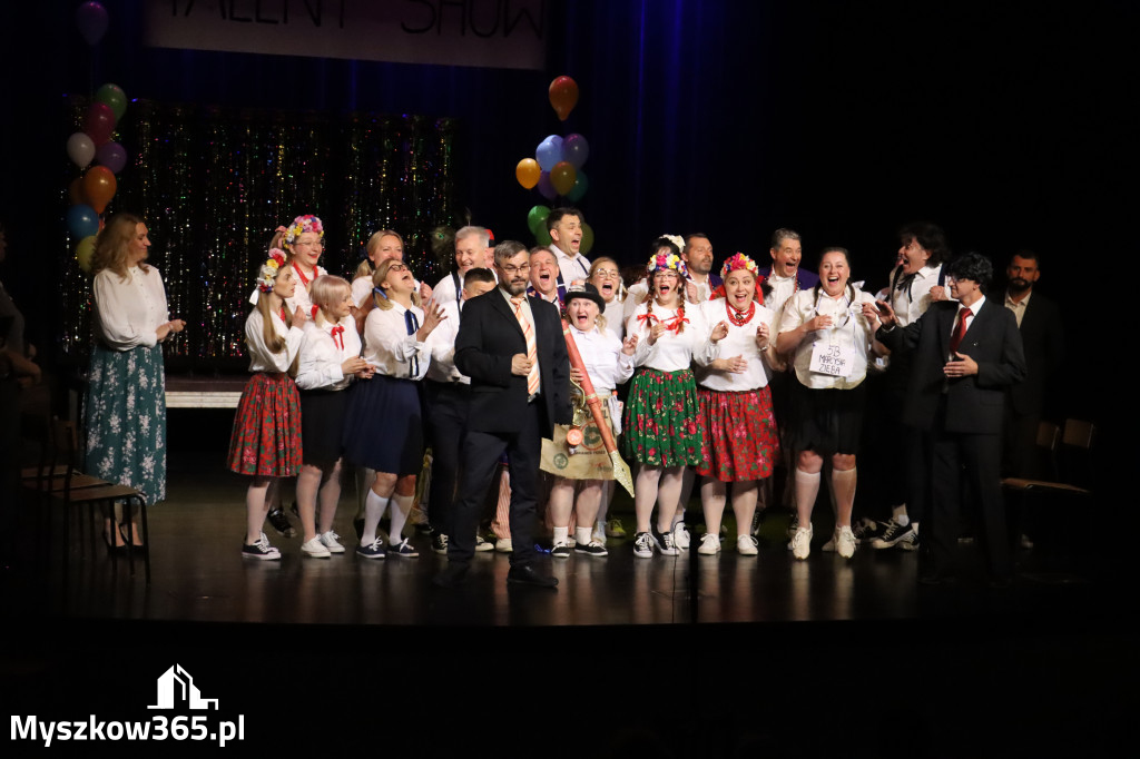 Fotorelacja II: Premiera charytatywnego przedstawienia „Proszę zachować powagę” w Myszkowie