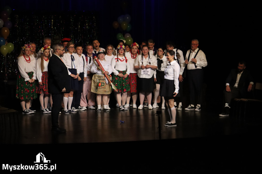 Fotorelacja II: Premiera charytatywnego przedstawienia „Proszę zachować powagę” w Myszkowie