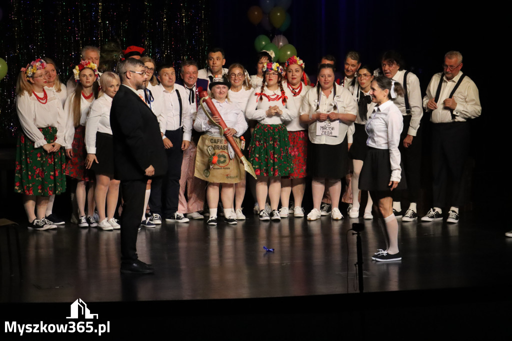 Fotorelacja II: Premiera charytatywnego przedstawienia „Proszę zachować powagę” w Myszkowie