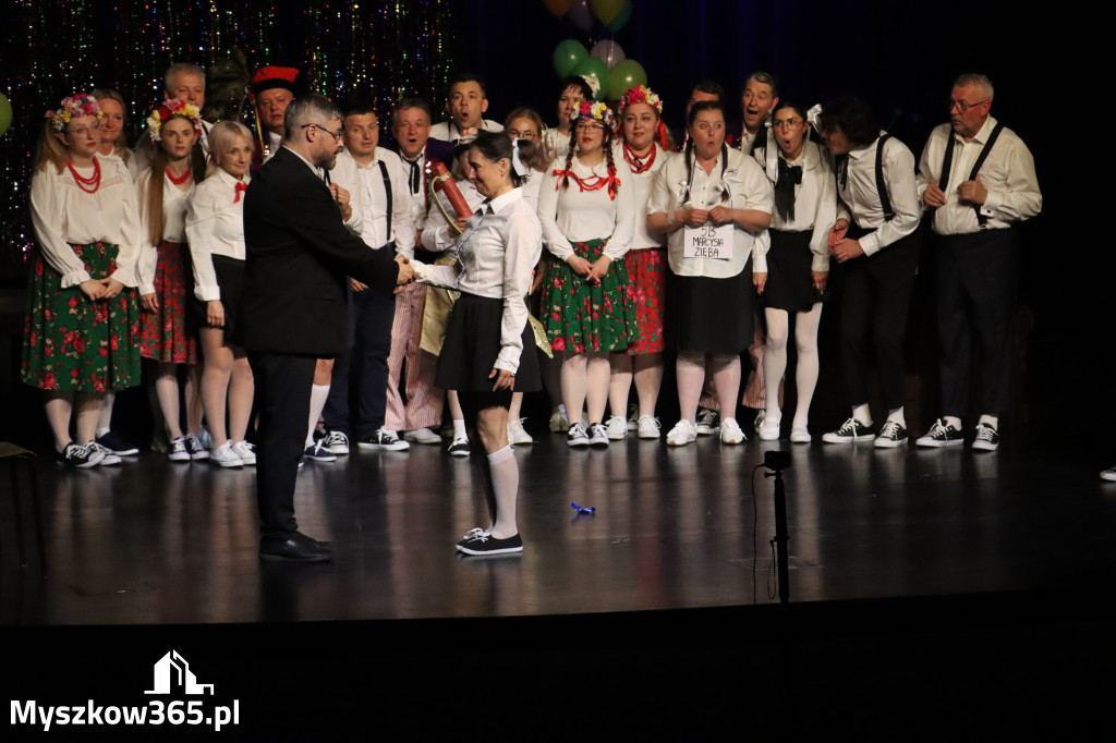 Fotorelacja II: Premiera charytatywnego przedstawienia „Proszę zachować powagę” w Myszkowie