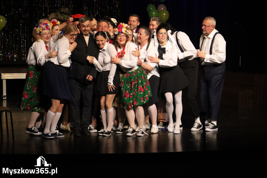 Fotorelacja II: Premiera charytatywnego przedstawienia „Proszę zachować powagę” w Myszkowie