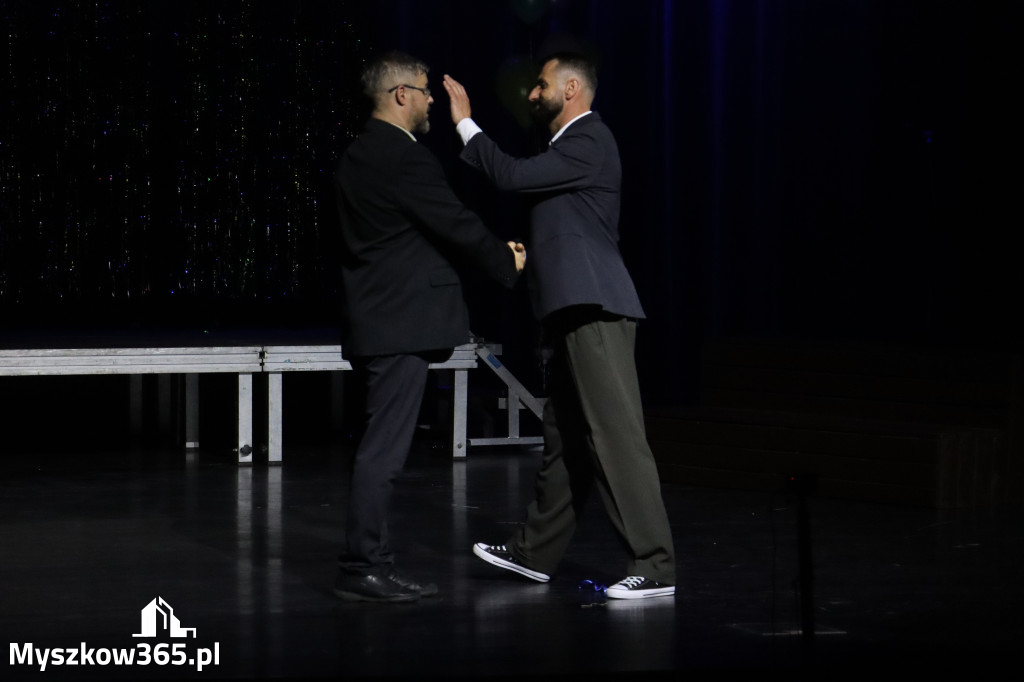 Fotorelacja II: Premiera charytatywnego przedstawienia „Proszę zachować powagę” w Myszkowie
