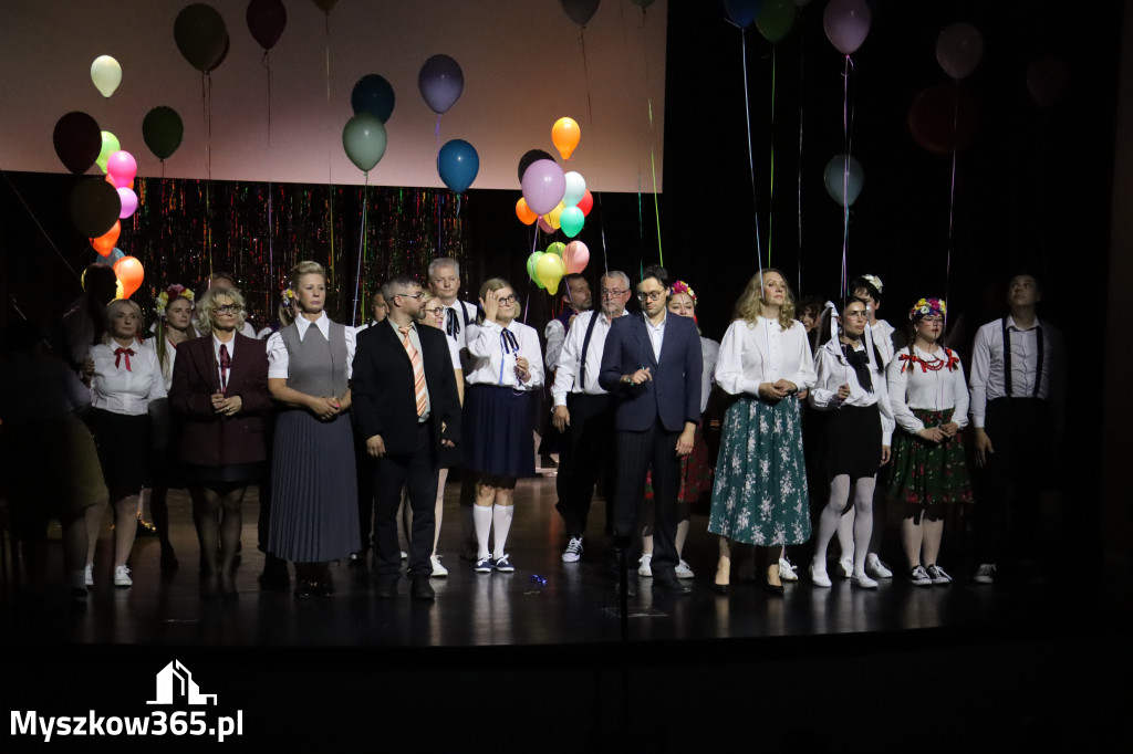 Fotorelacja II: Premiera charytatywnego przedstawienia „Proszę zachować powagę” w Myszkowie
