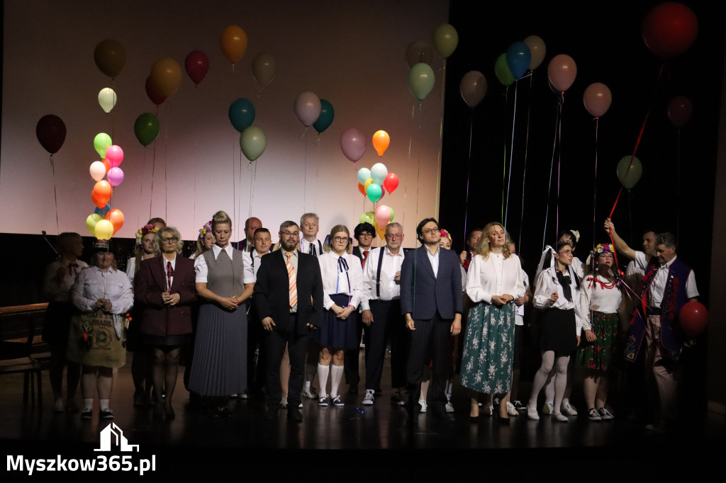 Fotorelacja II: Premiera charytatywnego przedstawienia „Proszę zachować powagę” w Myszkowie
