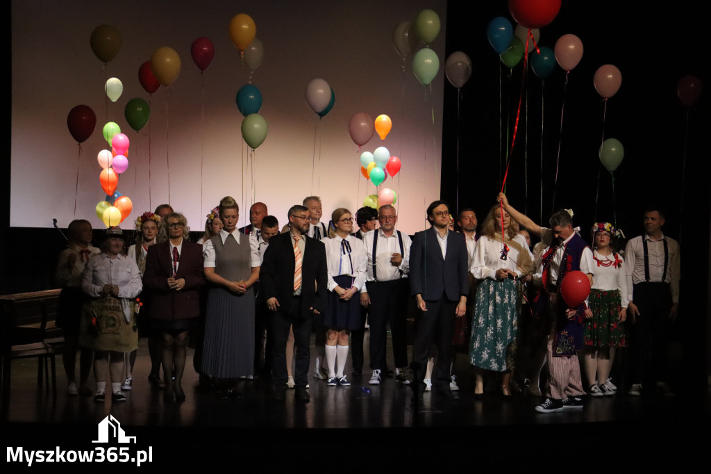Fotorelacja II: Premiera charytatywnego przedstawienia „Proszę zachować powagę” w Myszkowie
