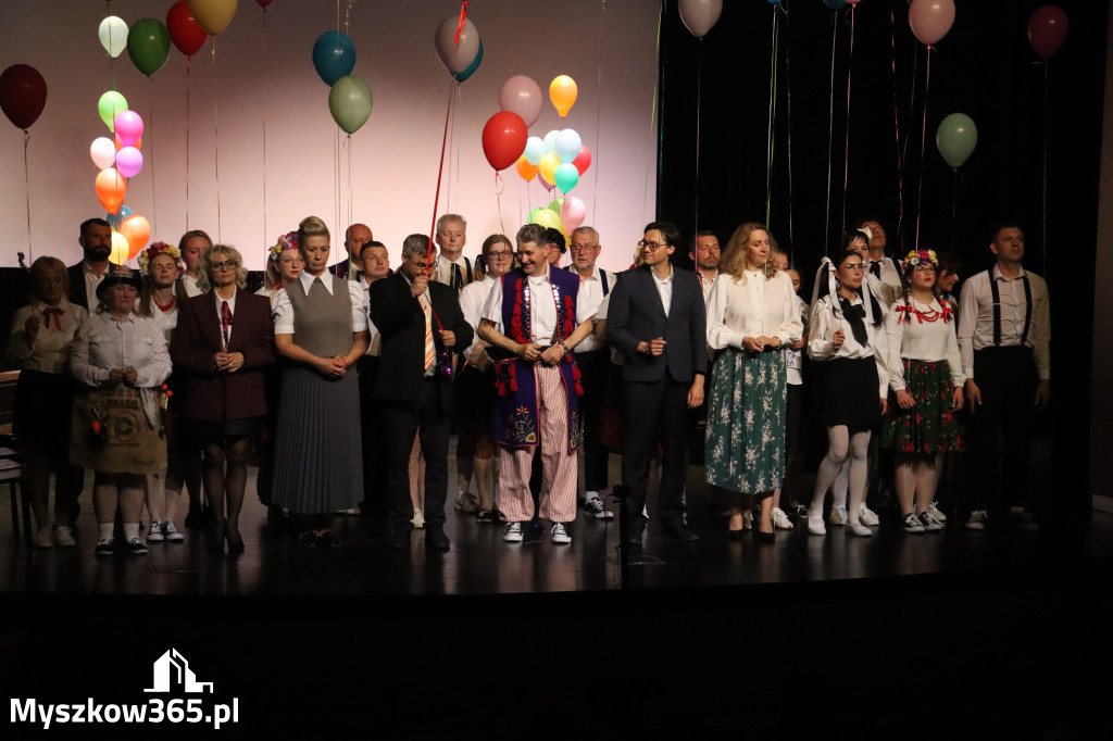 Fotorelacja II: Premiera charytatywnego przedstawienia „Proszę zachować powagę” w Myszkowie