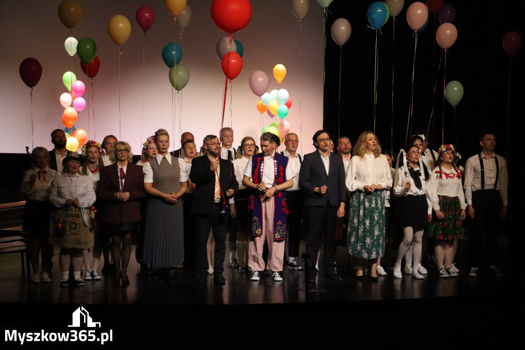 Fotorelacja II: Premiera charytatywnego przedstawienia „Proszę zachować powagę” w Myszkowie