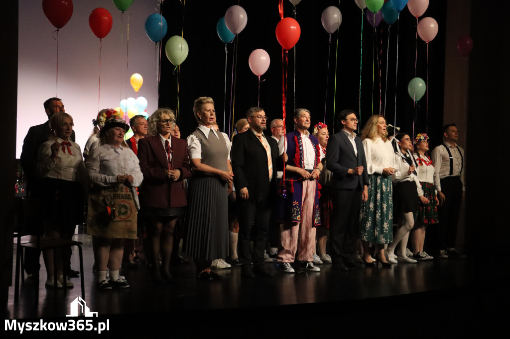 Fotorelacja II: Premiera charytatywnego przedstawienia „Proszę zachować powagę” w Myszkowie