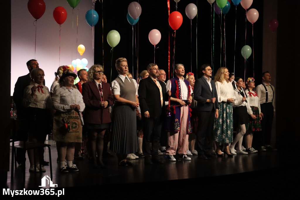 Fotorelacja II: Premiera charytatywnego przedstawienia „Proszę zachować powagę” w Myszkowie