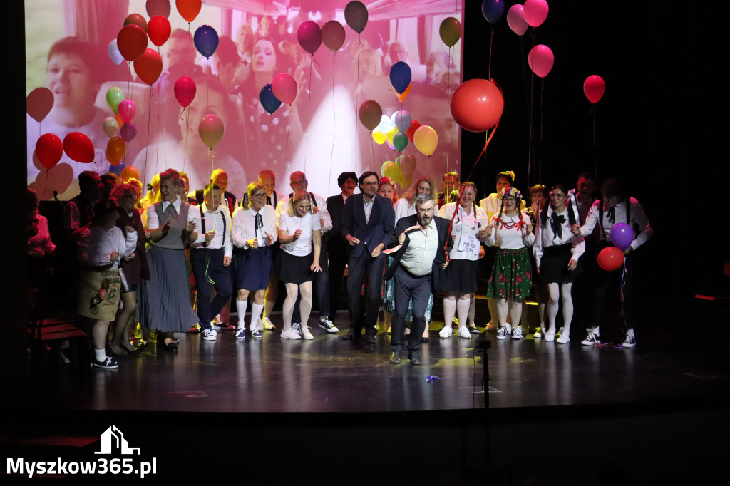 Fotorelacja II: Premiera charytatywnego przedstawienia „Proszę zachować powagę” w Myszkowie
