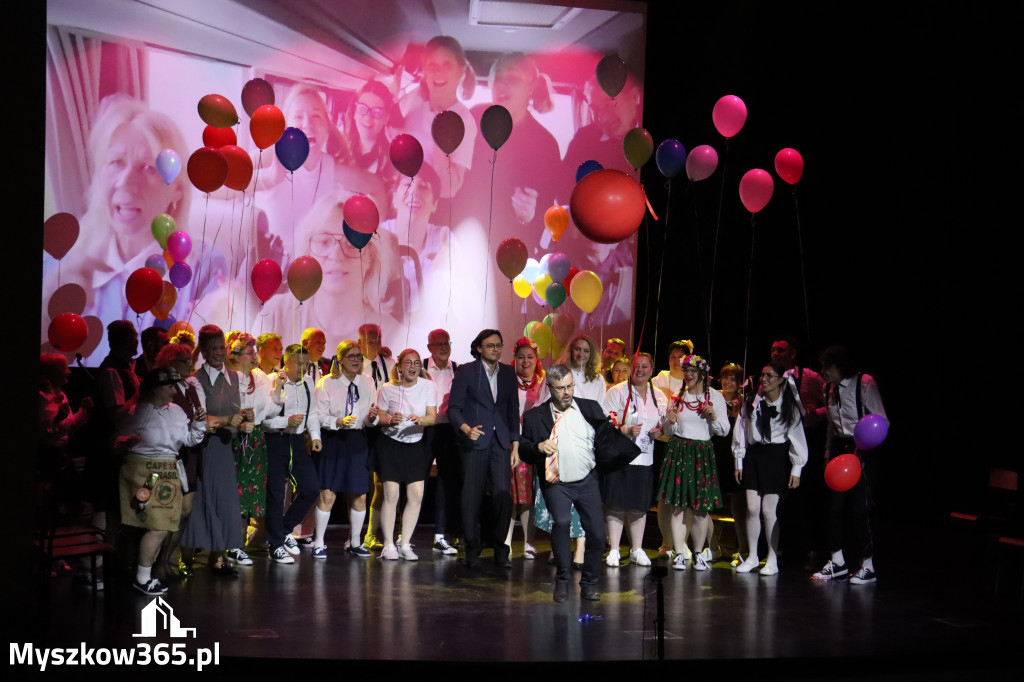 Fotorelacja II: Premiera charytatywnego przedstawienia „Proszę zachować powagę” w Myszkowie