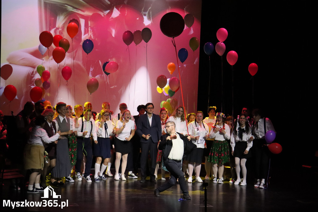 Fotorelacja II: Premiera charytatywnego przedstawienia „Proszę zachować powagę” w Myszkowie