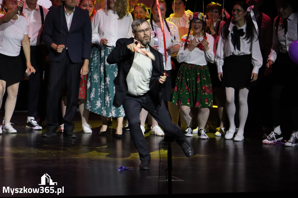 Fotorelacja II: Premiera charytatywnego przedstawienia „Proszę zachować powagę” w Myszkowie