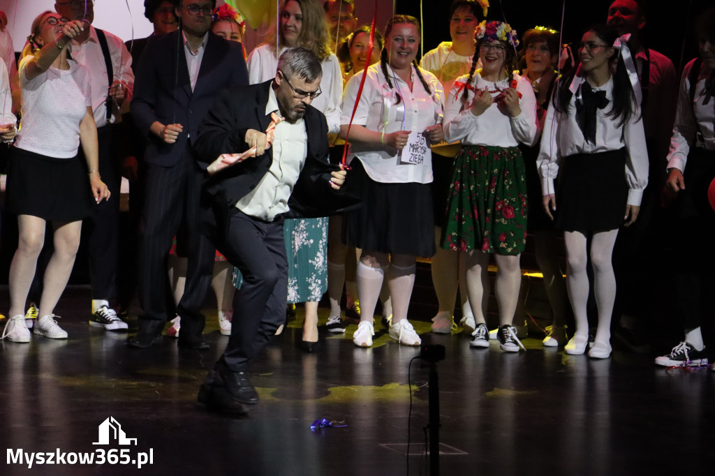 Fotorelacja II: Premiera charytatywnego przedstawienia „Proszę zachować powagę” w Myszkowie