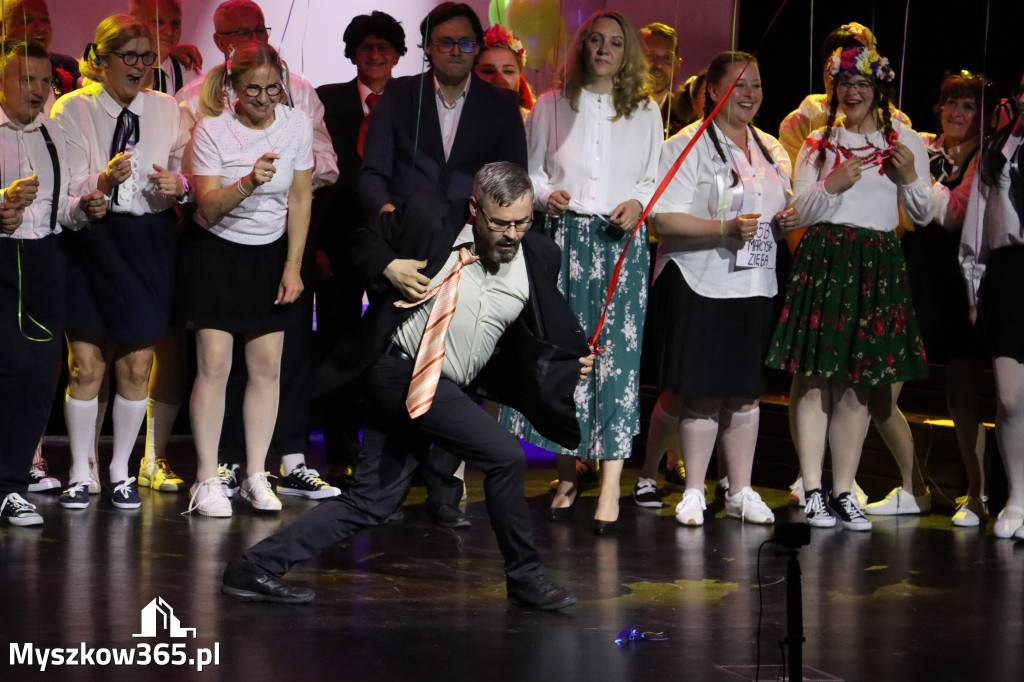 Fotorelacja II: Premiera charytatywnego przedstawienia „Proszę zachować powagę” w Myszkowie