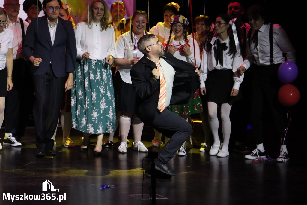 Fotorelacja II: Premiera charytatywnego przedstawienia „Proszę zachować powagę” w Myszkowie