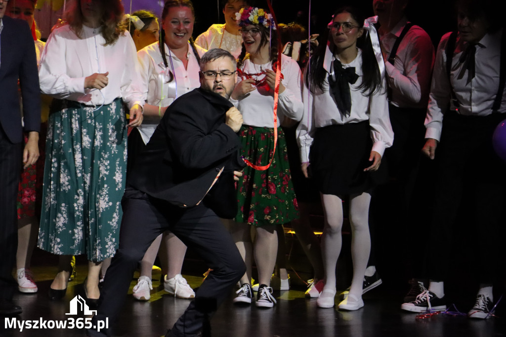 Fotorelacja II: Premiera charytatywnego przedstawienia „Proszę zachować powagę” w Myszkowie