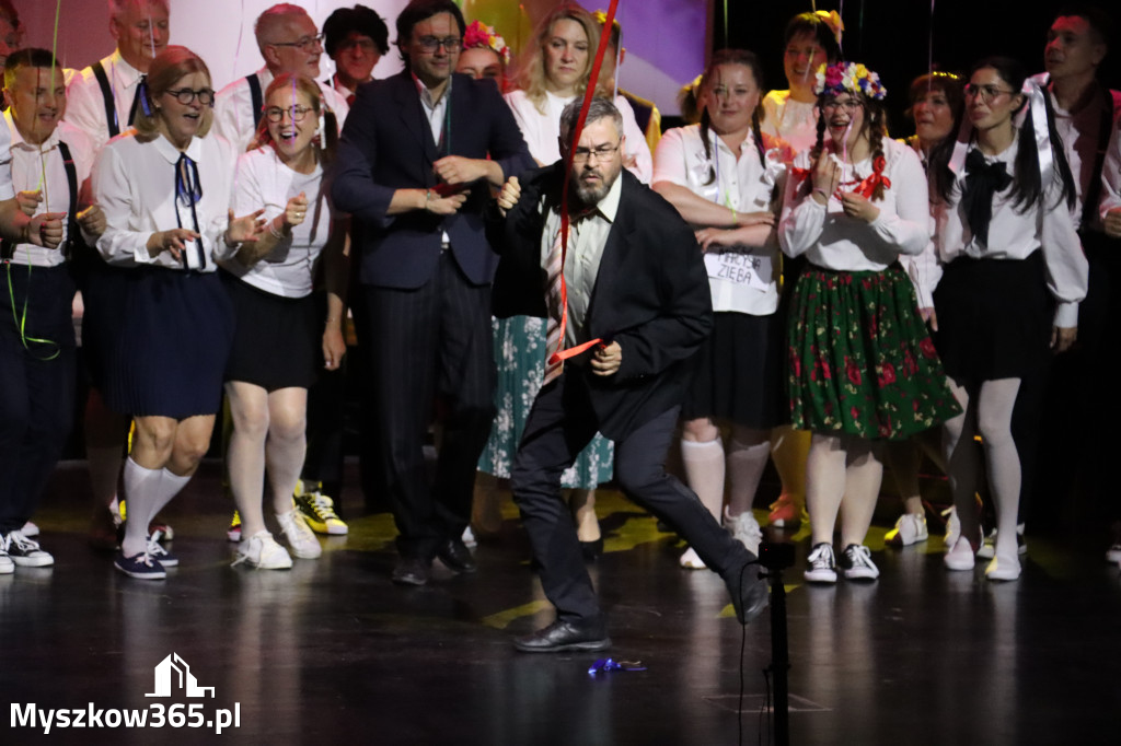 Fotorelacja II: Premiera charytatywnego przedstawienia „Proszę zachować powagę” w Myszkowie