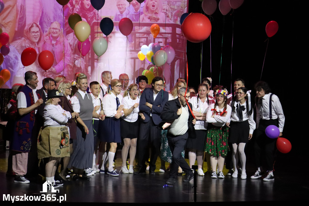 Fotorelacja II: Premiera charytatywnego przedstawienia „Proszę zachować powagę” w Myszkowie