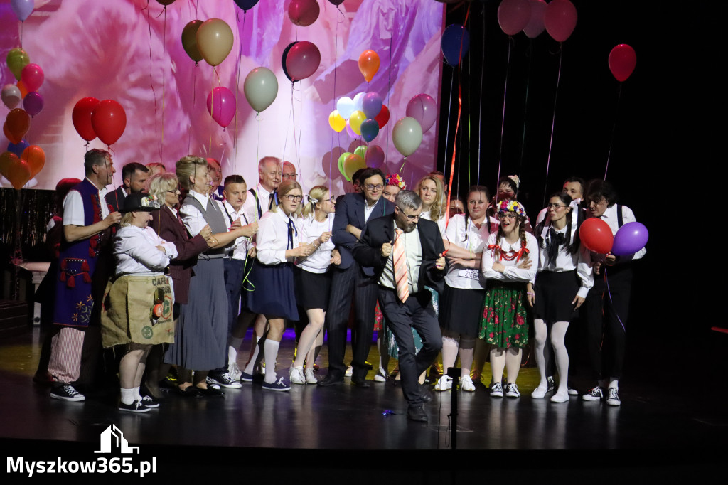 Fotorelacja II: Premiera charytatywnego przedstawienia „Proszę zachować powagę” w Myszkowie
