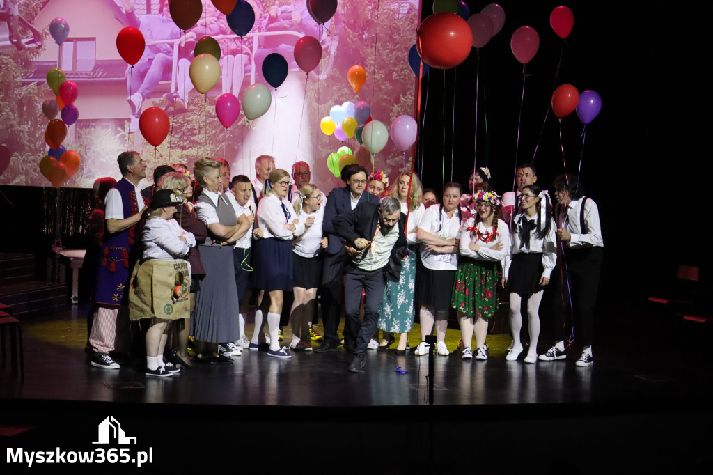 Fotorelacja II: Premiera charytatywnego przedstawienia „Proszę zachować powagę” w Myszkowie
