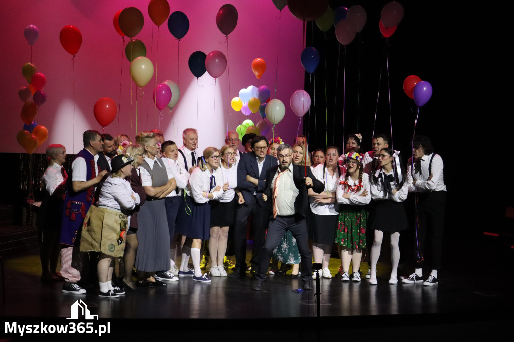 Fotorelacja II: Premiera charytatywnego przedstawienia „Proszę zachować powagę” w Myszkowie