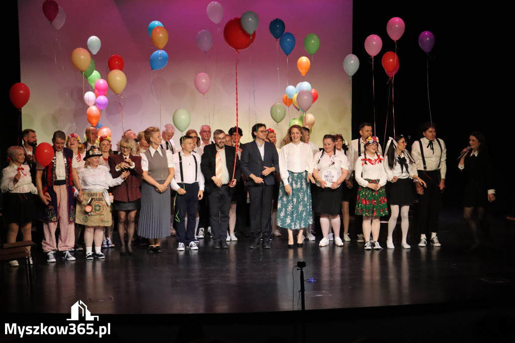 Fotorelacja II: Premiera charytatywnego przedstawienia „Proszę zachować powagę” w Myszkowie