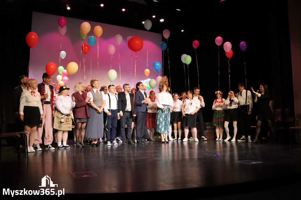 Fotorelacja II: Premiera charytatywnego przedstawienia „Proszę zachować powagę” w Myszkowie