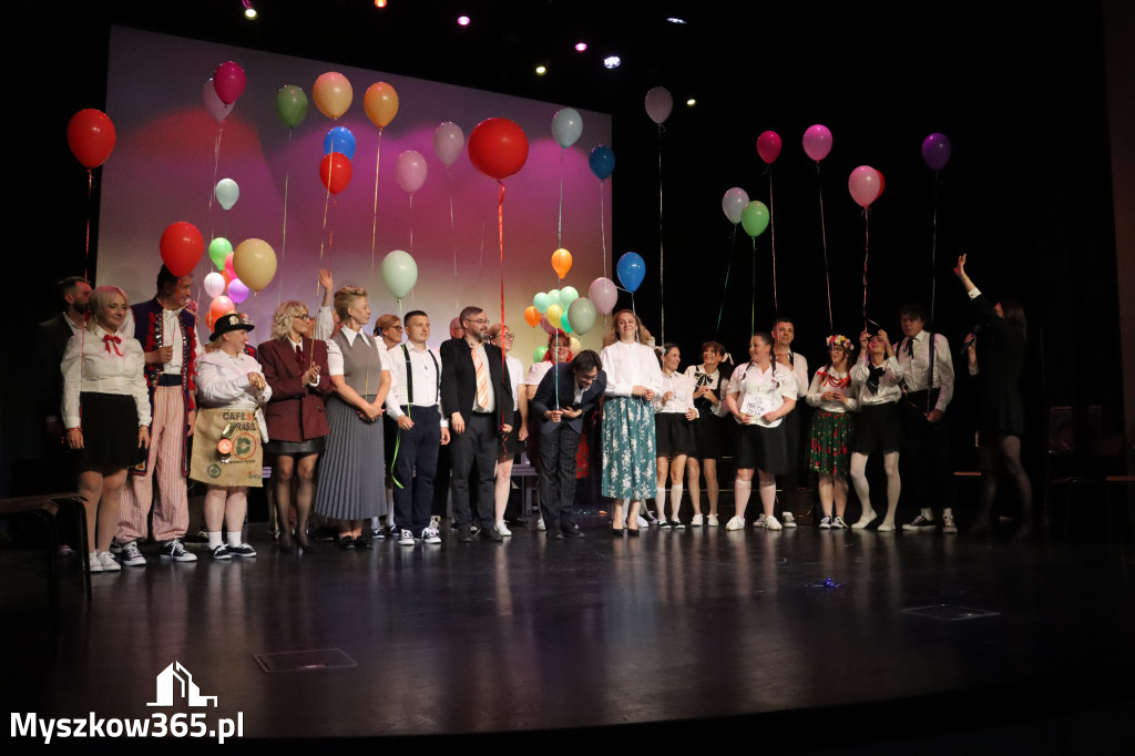 Fotorelacja II: Premiera charytatywnego przedstawienia „Proszę zachować powagę” w Myszkowie