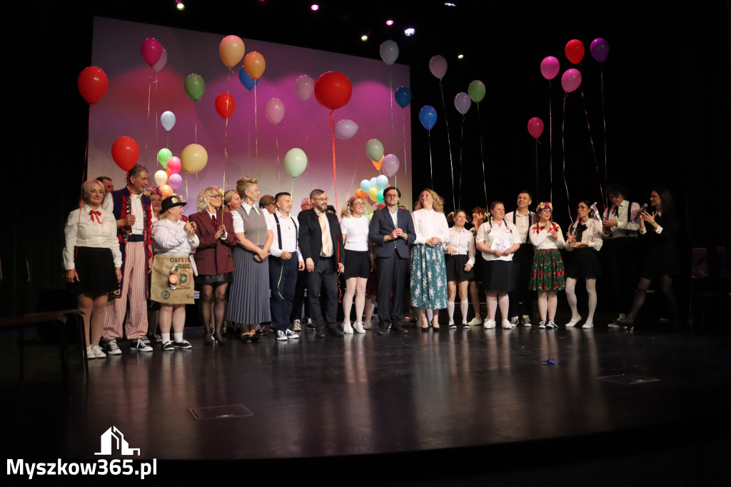 Fotorelacja II: Premiera charytatywnego przedstawienia „Proszę zachować powagę” w Myszkowie