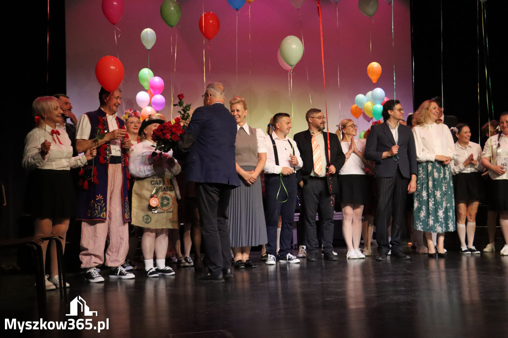 Fotorelacja II: Premiera charytatywnego przedstawienia „Proszę zachować powagę” w Myszkowie
