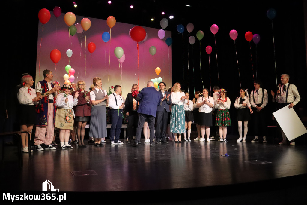 Fotorelacja II: Premiera charytatywnego przedstawienia „Proszę zachować powagę” w Myszkowie