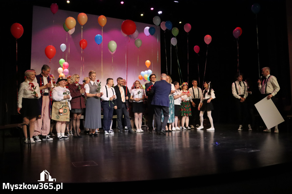 Fotorelacja II: Premiera charytatywnego przedstawienia „Proszę zachować powagę” w Myszkowie