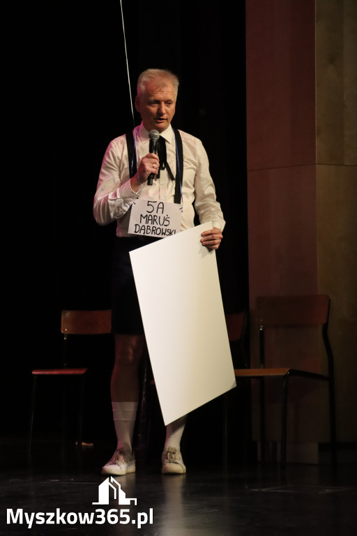 Fotorelacja II: Premiera charytatywnego przedstawienia „Proszę zachować powagę” w Myszkowie