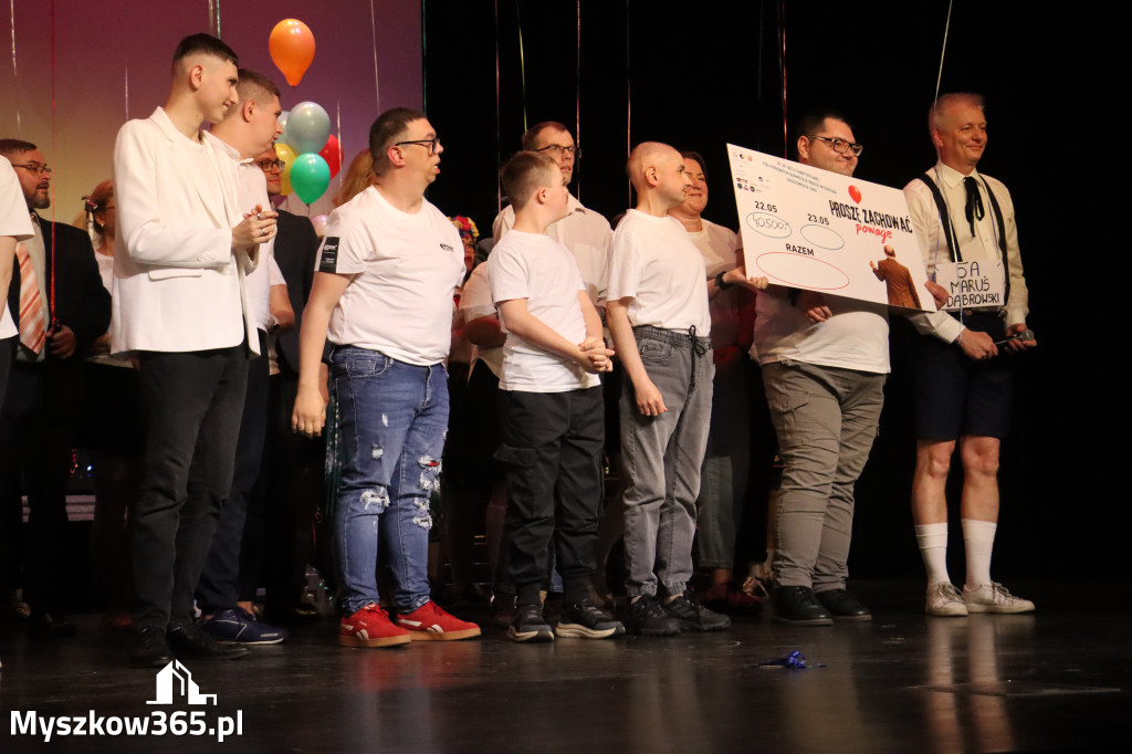 Fotorelacja II: Premiera charytatywnego przedstawienia „Proszę zachować powagę” w Myszkowie