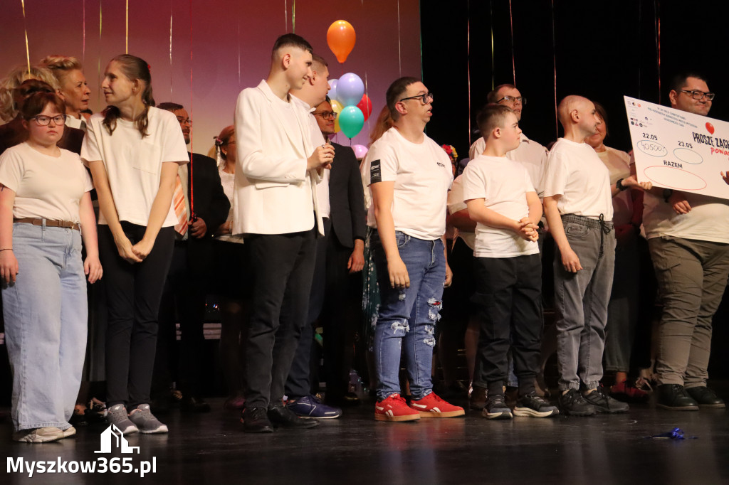 Fotorelacja II: Premiera charytatywnego przedstawienia „Proszę zachować powagę” w Myszkowie