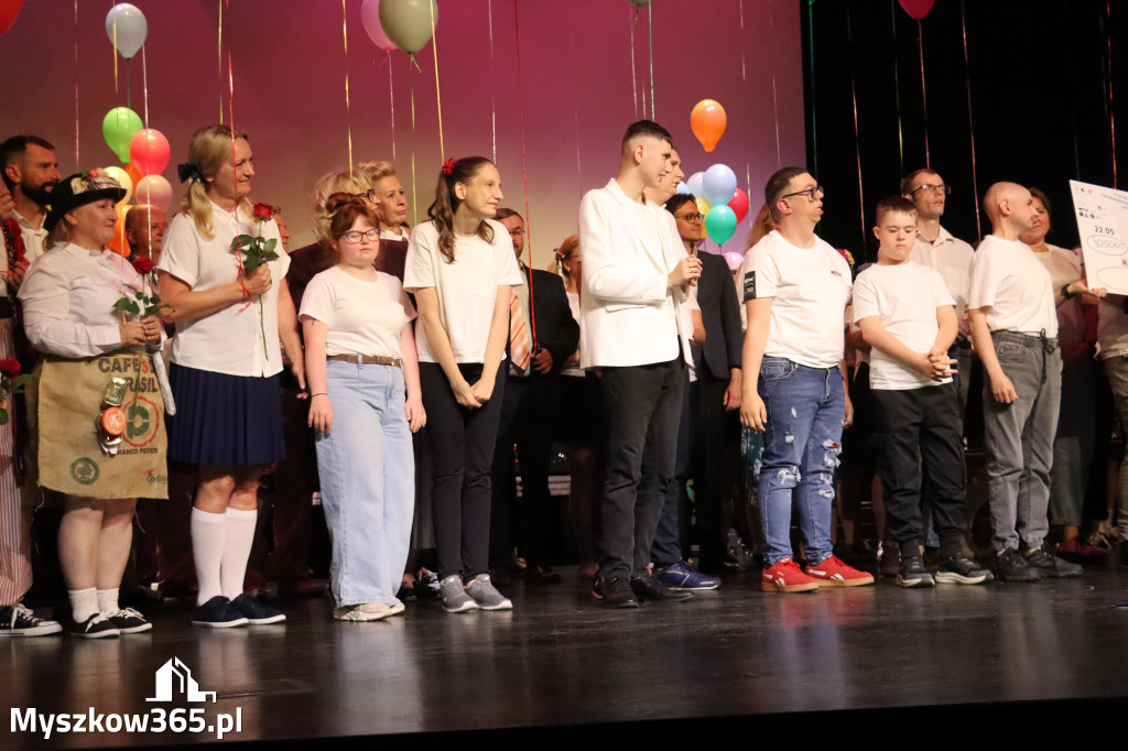 Fotorelacja II: Premiera charytatywnego przedstawienia „Proszę zachować powagę” w Myszkowie