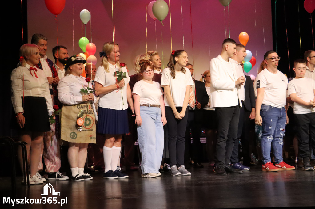 Fotorelacja II: Premiera charytatywnego przedstawienia „Proszę zachować powagę” w Myszkowie