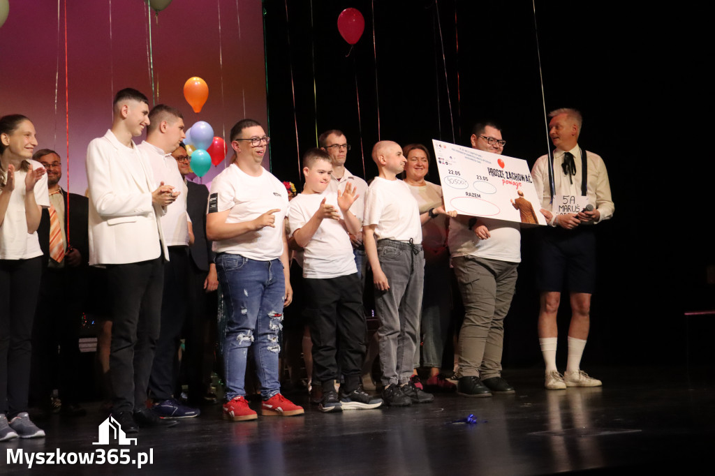 Fotorelacja II: Premiera charytatywnego przedstawienia „Proszę zachować powagę” w Myszkowie
