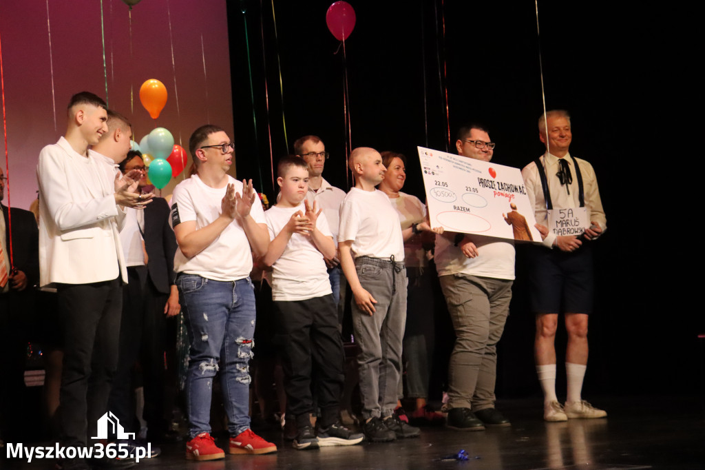 Fotorelacja II: Premiera charytatywnego przedstawienia „Proszę zachować powagę” w Myszkowie