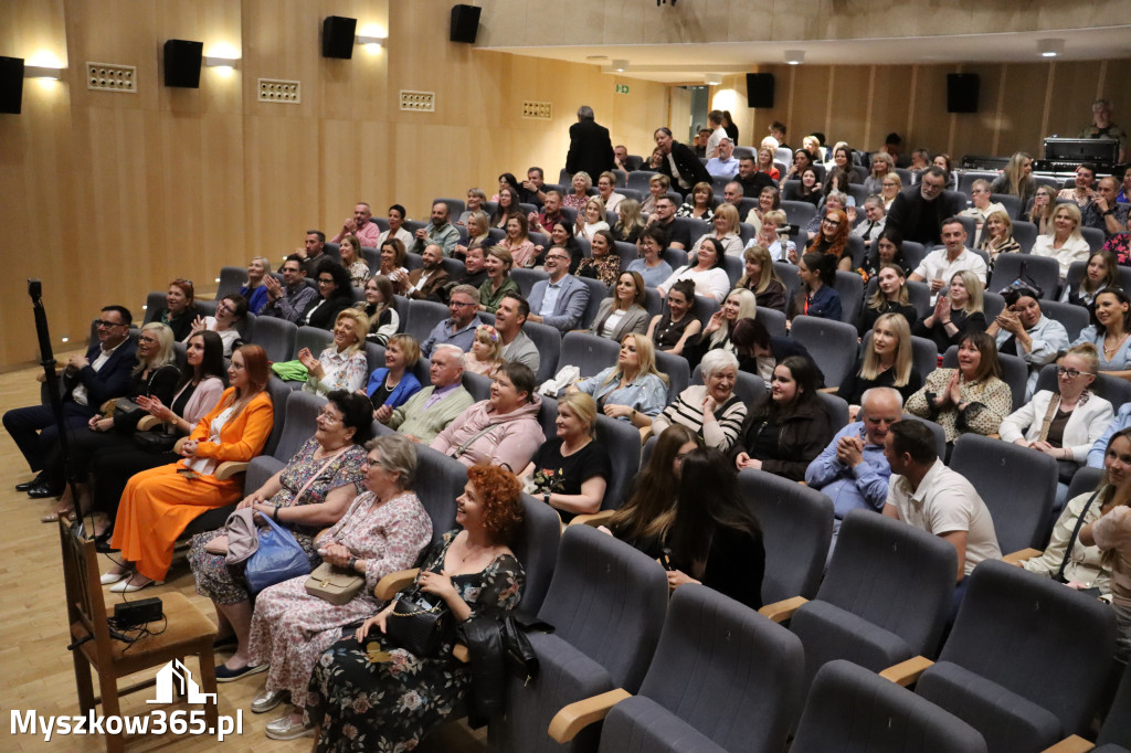 Fotorelacja II: Premiera charytatywnego przedstawienia „Proszę zachować powagę” w Myszkowie