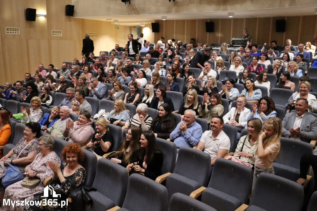 Fotorelacja II: Premiera charytatywnego przedstawienia „Proszę zachować powagę” w Myszkowie